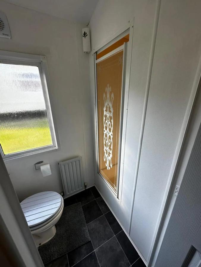 2 Bedroom Caravan With Sea Views Eastchurch Exterior foto